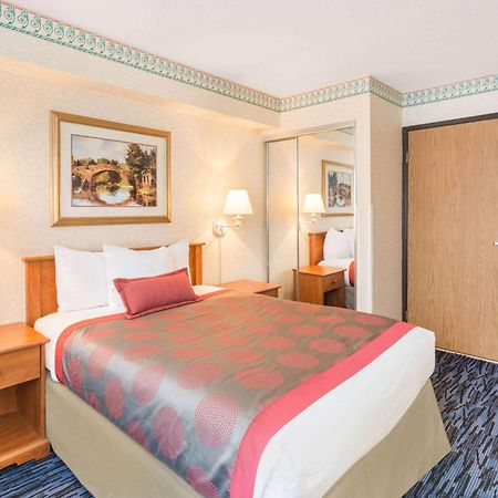 Ramada By Wyndham Kent Seattle Area Hotel Екстериор снимка
